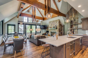 Walk to the slopes! Completely remodeled with 5-star finishes and private hot tub! Breckenridge
